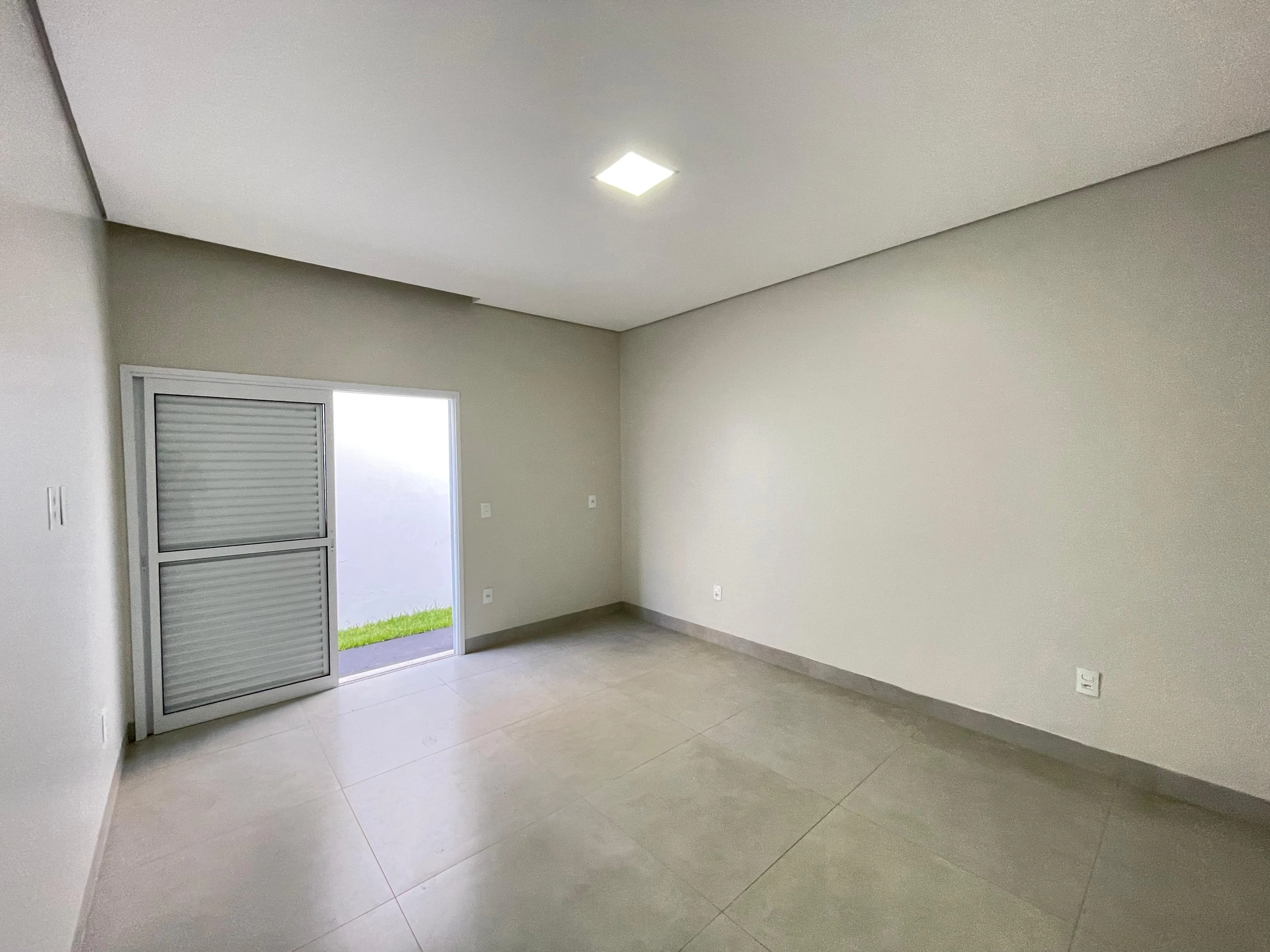 IMÓVEL NOVO COM LOCALIZAÇÃO PRIVILEGIADA NO BAIRRO MARTIM GALEGO, EM PATROCÍNIO-MG.