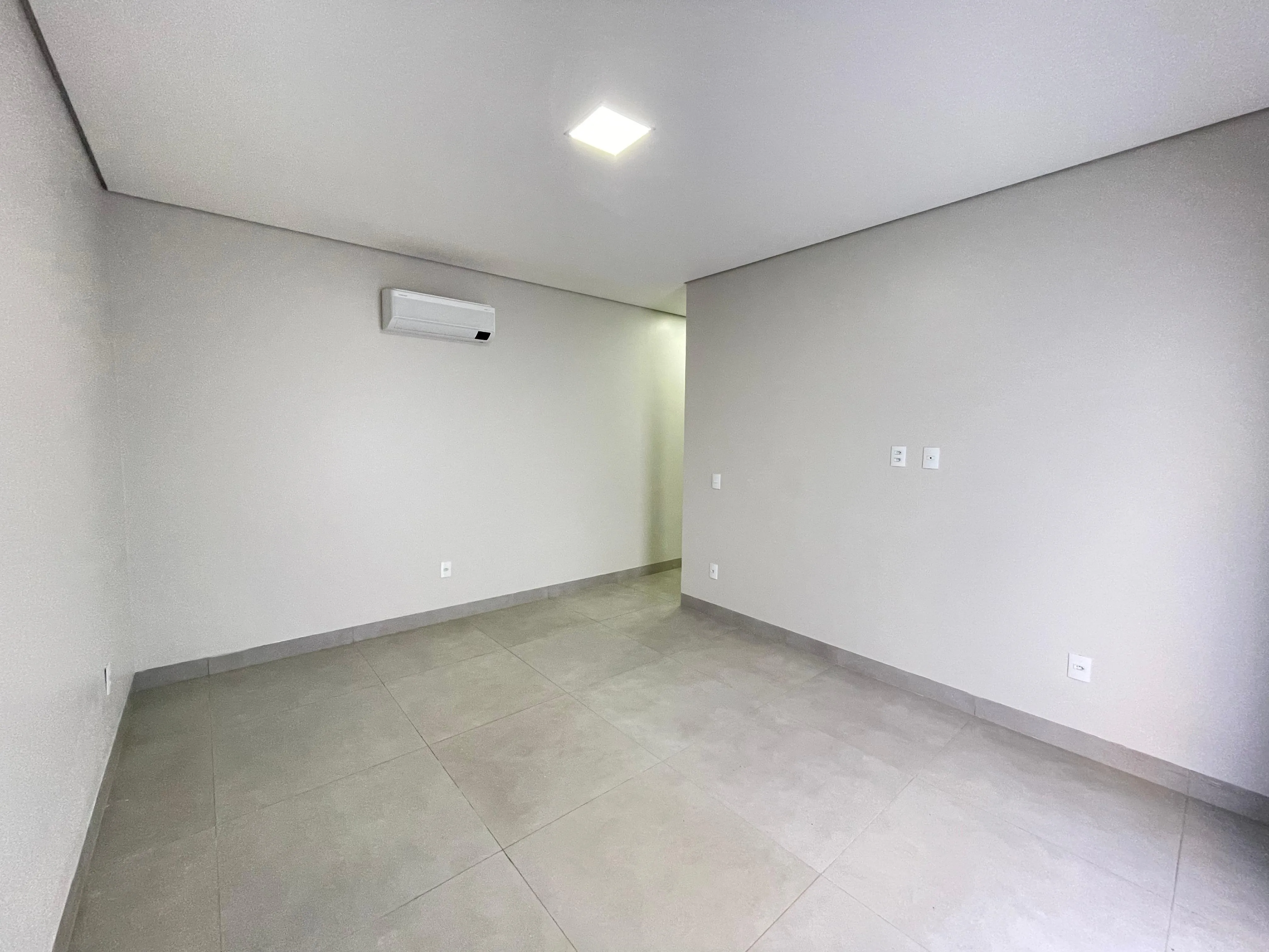 IMÓVEL NOVO COM LOCALIZAÇÃO PRIVILEGIADA NO BAIRRO MARTIM GALEGO, EM PATROCÍNIO-MG.
