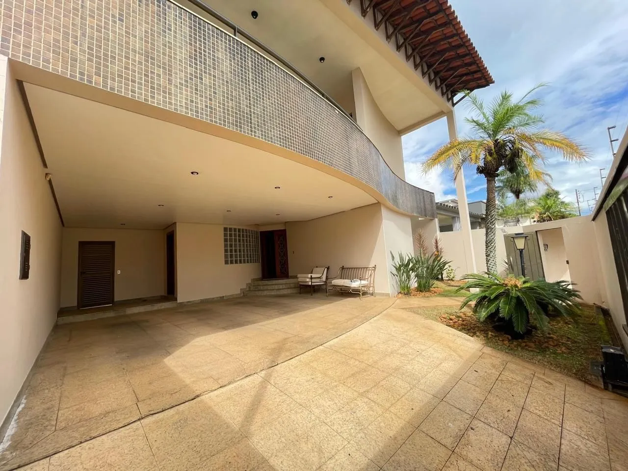 IMÓVEL DE LUXO COM LOCALIZAÇÃO PRIVILEGIADA NO CENTRO DE PATROCÍNIO-MG