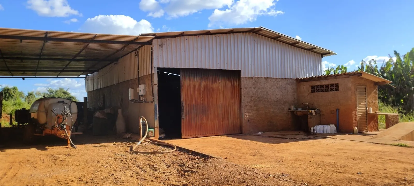 FAZENDA CAFEEIRA COM GRANJA DE SUÍNOS EM PATROCÍNIO/MG