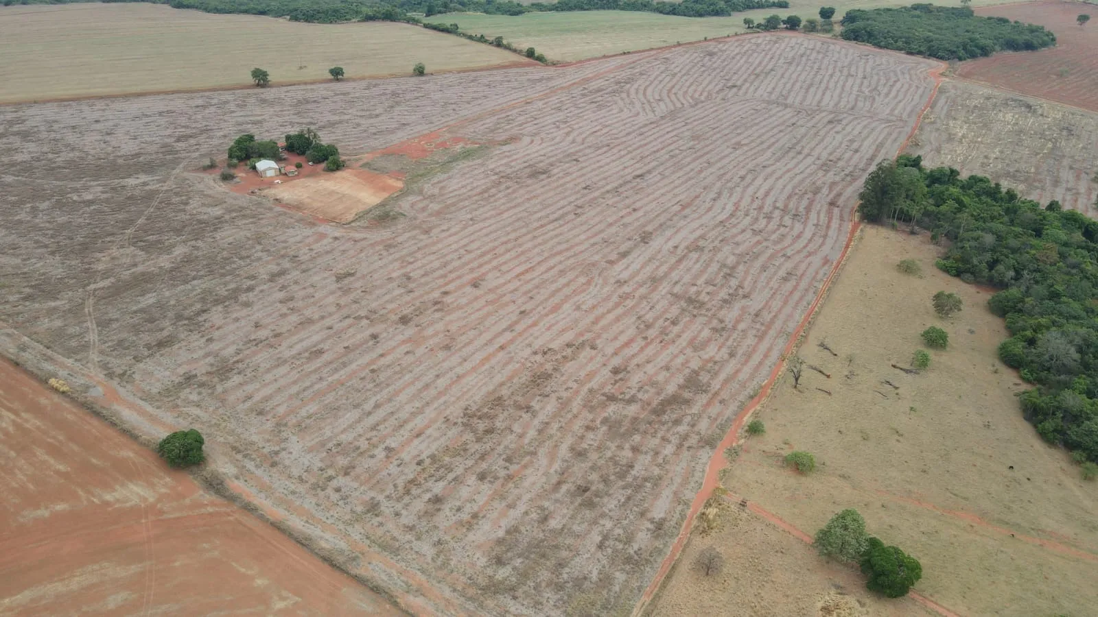 FAZENDA EM LAVOURA BRANCA NA ZONA RURAL DE COROMANDEL/MG