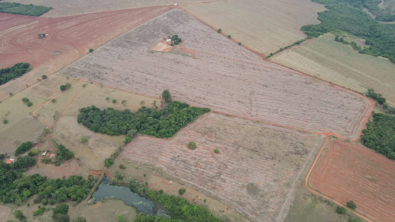 FAZENDA EM LAVOURA BRANCA NA ZONA RURAL DE COROMANDEL/MG